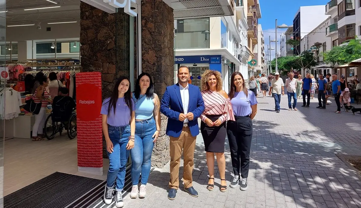 Son muchos los negocios que han abierto en Arrecife en estos últimos meses. El alcalde Yonathan de León y la concejala Eli Merino visitando uno de estos nuevos establecimientos