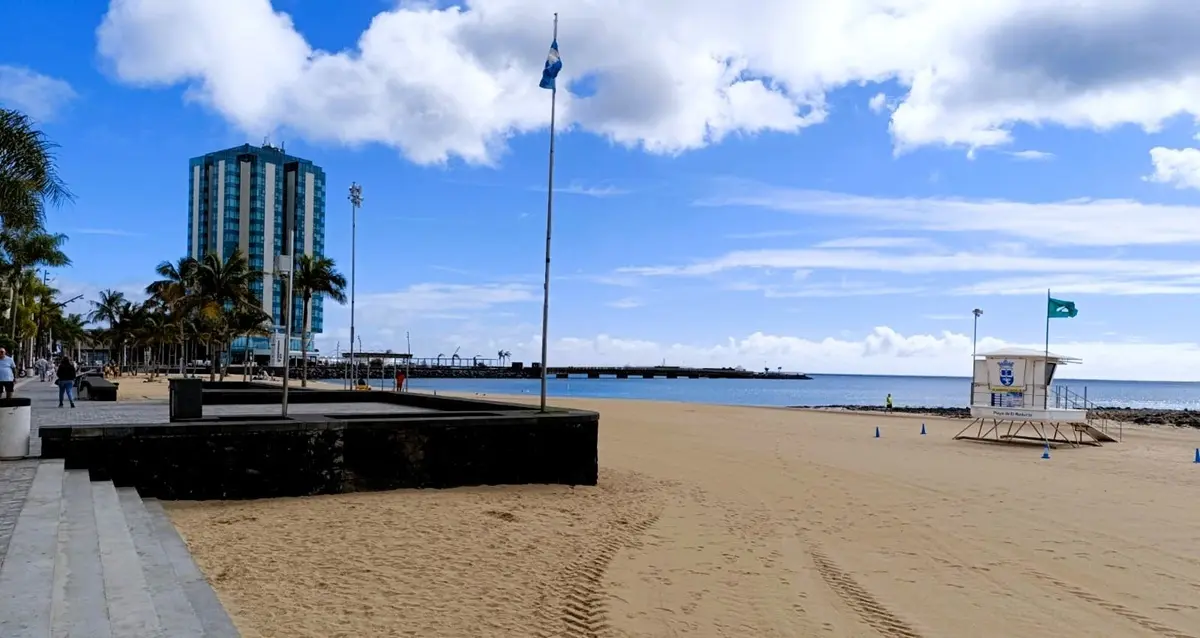 Desde ayer ondea la bandera verde en la playa de El Reducto. La playa quedó reabierta al baño
