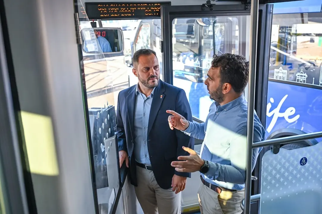 El alcalde de Arrecife Yonathan de León y el concejal de Transportes y Movilidad, Mario González Altube, viajando en las nuevas guaguas de Arrecife 