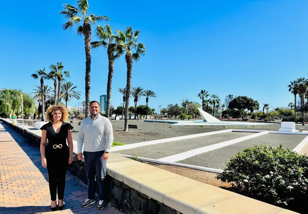 El alcalde de Arrrecife y la concejala de Turismo, Comercio y Deportes, junto al Parque Temático, cuyas obras de modernización salen este 2025 con la concesión de Costas