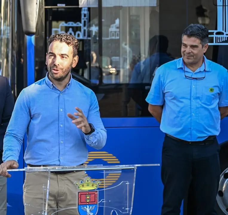 El concejal de Movilidad y Transportes del Ayuntamiento de Arrecife, Mario González Altube, en una presentación reciente. Al lado, un conductor de guagua