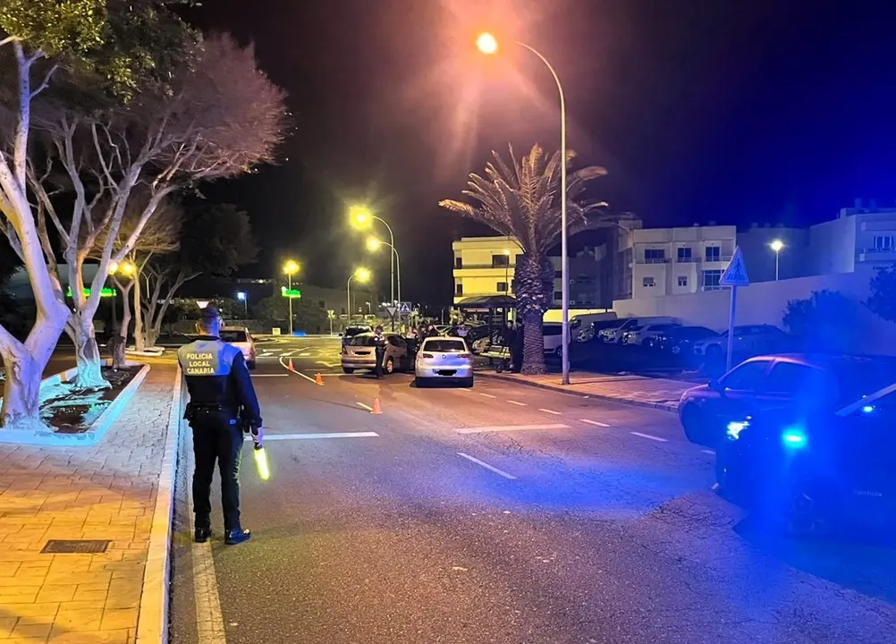Controles preventivos de la Policía Local de Arrecife para reforzar la seguridad vial. Imagen de uno de los controles en enero pasado en las calles de capital de Lanzarote