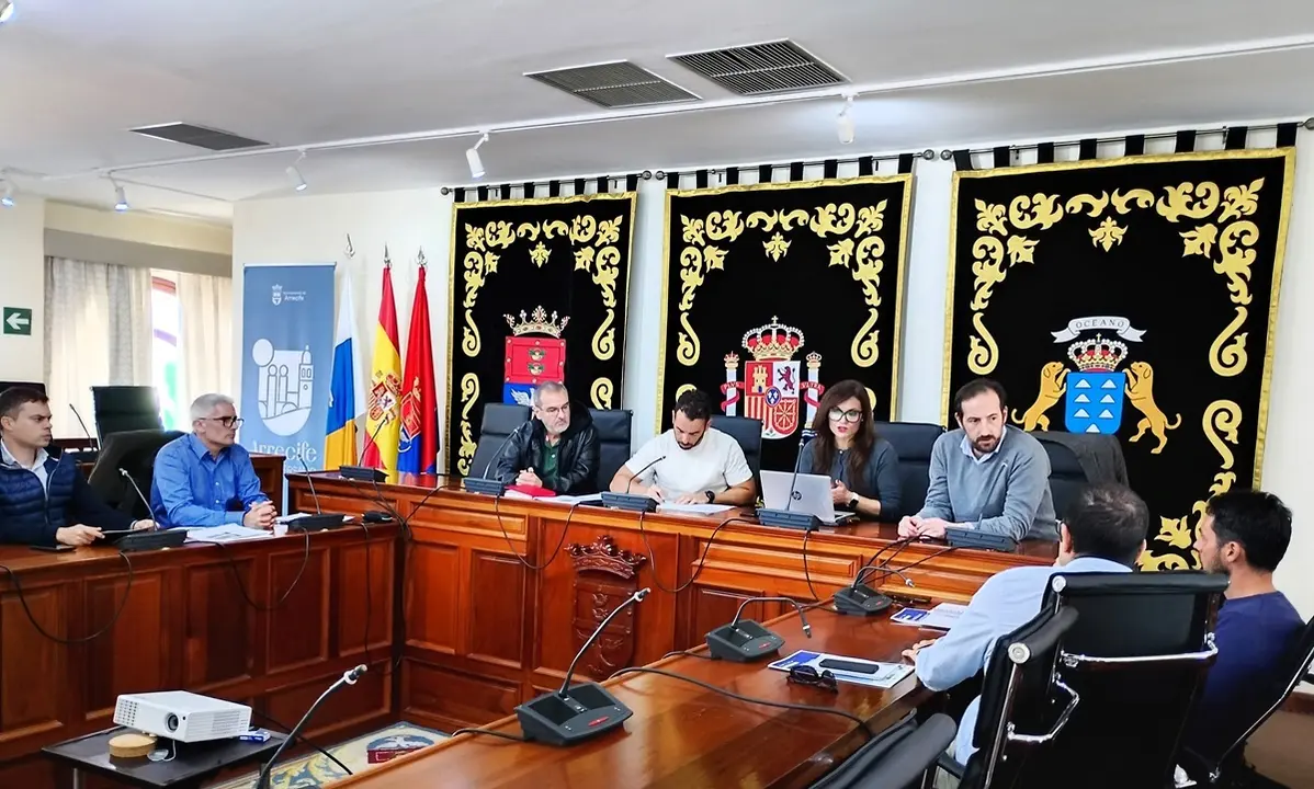 El concejal Mario González Altube, responsable de la Unidad de Proyectos, además de edil de Movilidad y Transportes, da a conocer ayer los edificios del Ayuntamiento que albergarán placas solares 