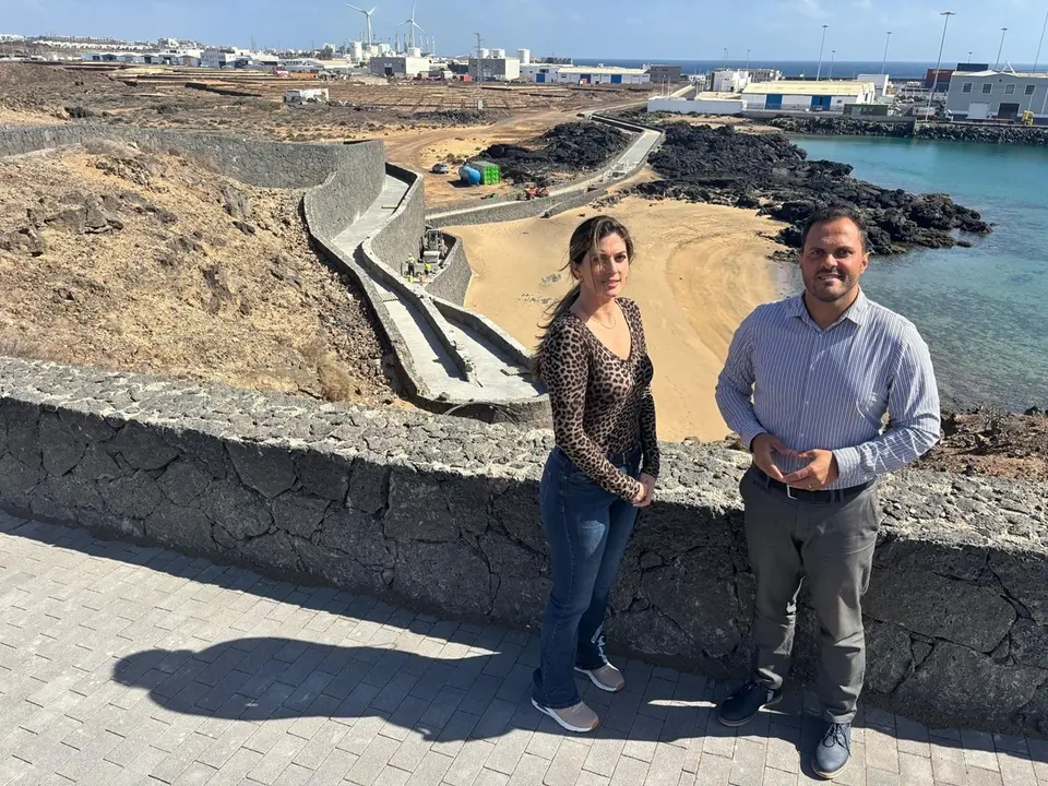 El alcalde Yonathan de León y la concejala de Playas, Davinia Déniz, visitan el avance de las obras en la playa de La Arena, en Arrecife