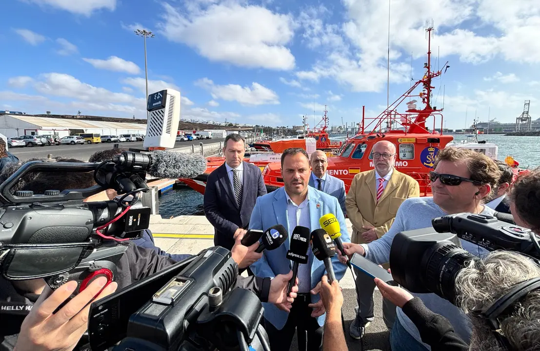 El alcalde de Arrecife, Yonathan de León, hoy en Puerto de Naos, centro de desvíos de las pateras que arriban a las costas orientales de Canarias