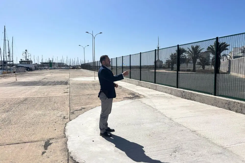 El alcalde ante el nuevo vallado