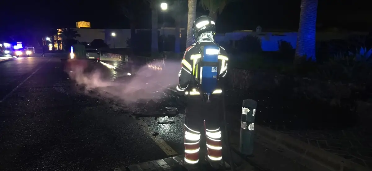 Los bomberos sofocando el incendio en contenedores en Puerto Calero
