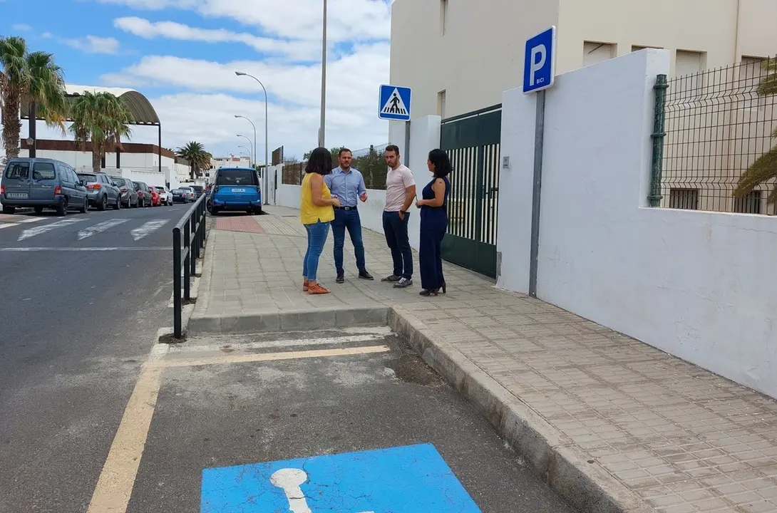 El alcalde de Arrecife junto al concejal de Movilidad en los exteriores del IES César Manrique, en un encuentro con madres del alumnado