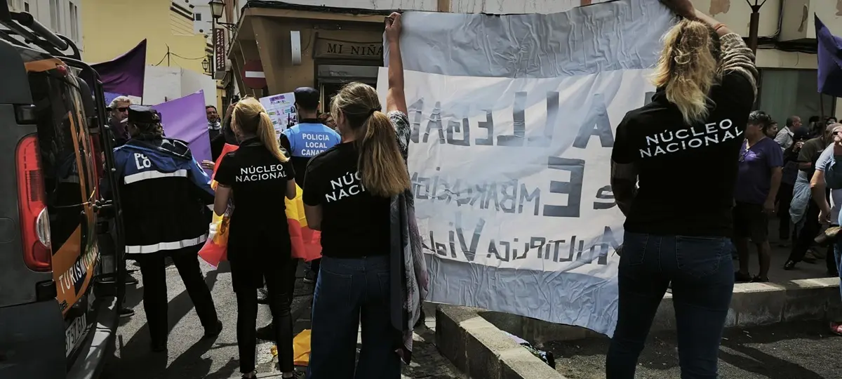 Miembros de 'Núcleo Nacional' en la manifestación de 8M en Arrecife