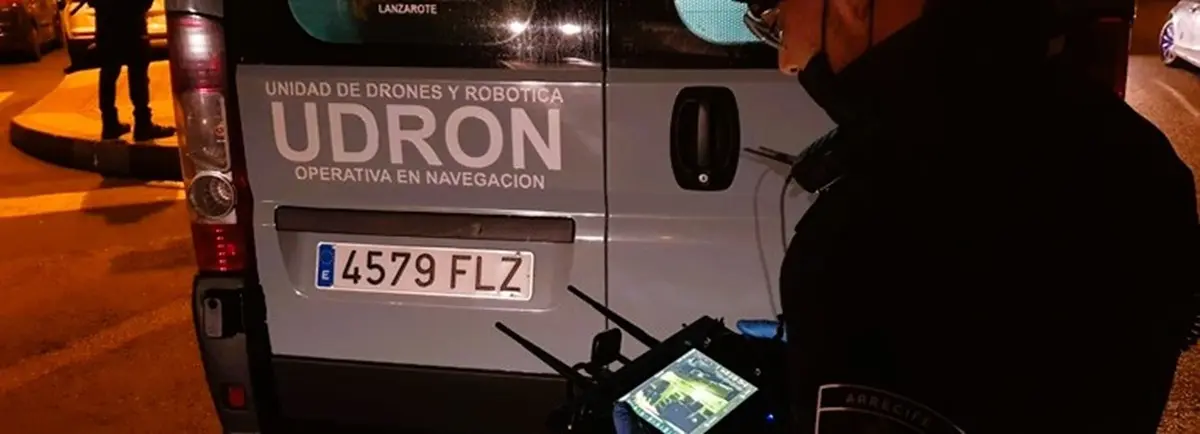 Equipos de la Unidad de Drones de la Policía Local de Arrecife, en uno de sus despliegues