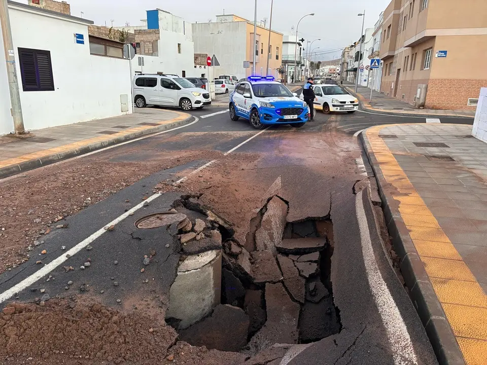 Hoy ,desplome de esta vía en el barrio de Argana por la rotura de la red de saneamiento bajo la responsabilidad del Consorcio del Agua y Canal Gestión