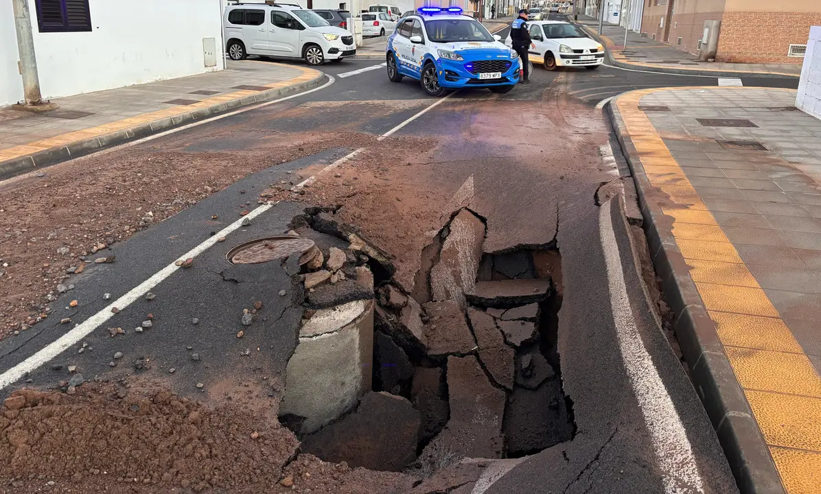 Hoy ,desplome de esta vía en el barrio de Argana por la rotura de la red de saneamiento bajo la responsabilidad del Consorcio del Agua y  Canal Gestión 
