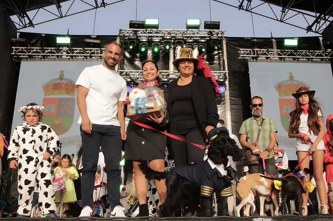 El perro y la dueña ganadores del primer premio del disfraz individual