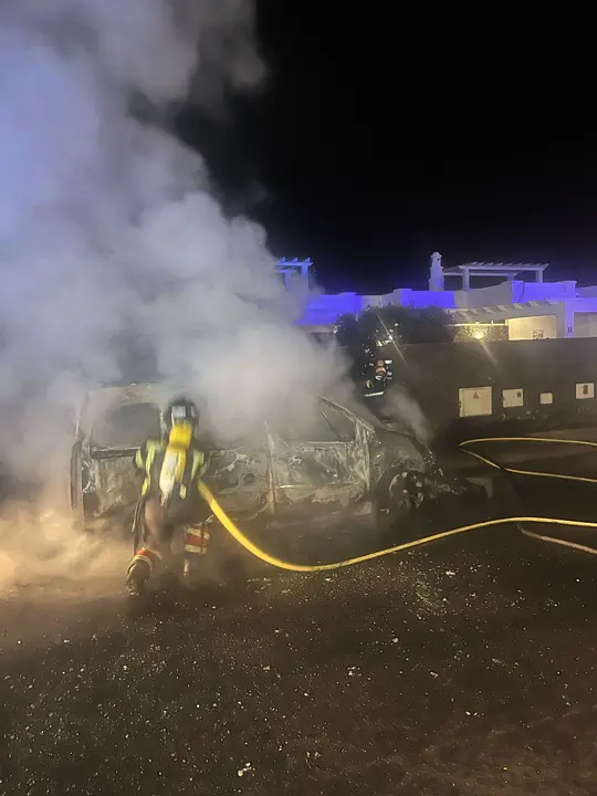 Incendio vehículos en Playa Blanca