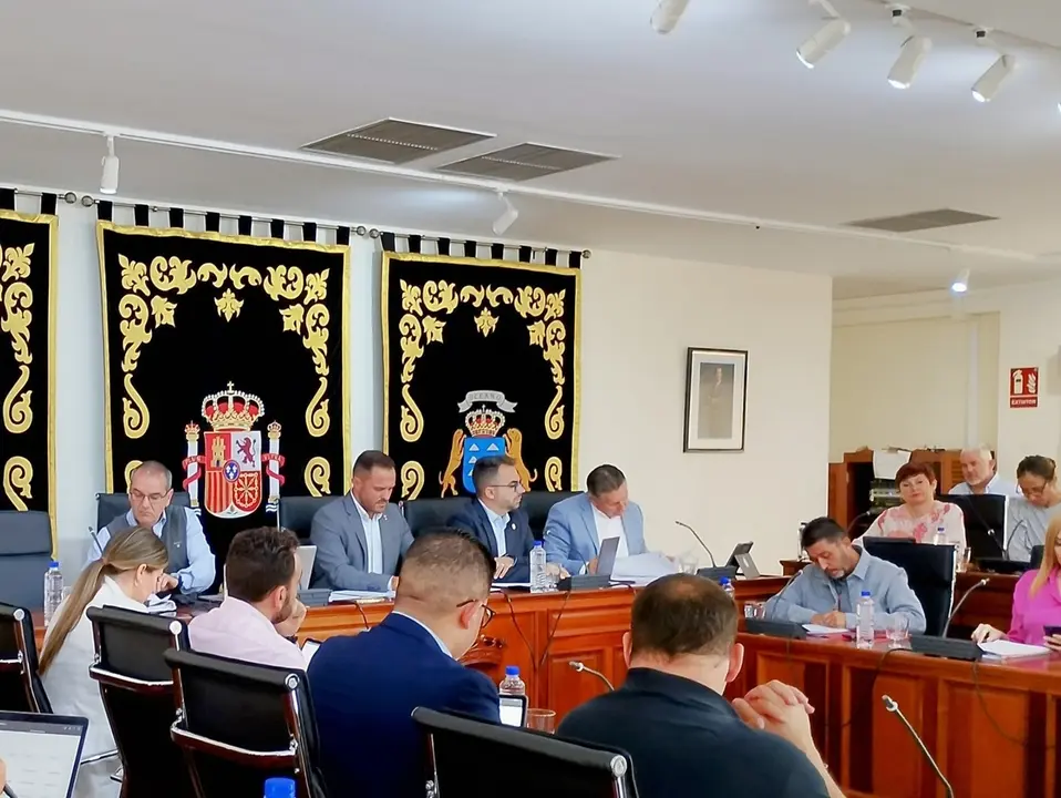 El pleno del Ayuntamiento de Arrecife exige al Gobierno de España leyes más duras contra los okupas. La moción fue defendida por Roberto Herbón ( PP) 