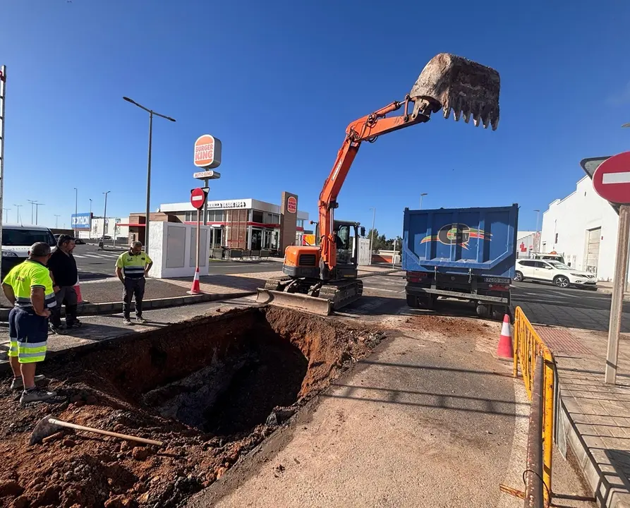 Nueva avería de Canal Gestión en la red de saneamiento en la zona industrial de Argana. La avería se registró en la noche del pasado sábado