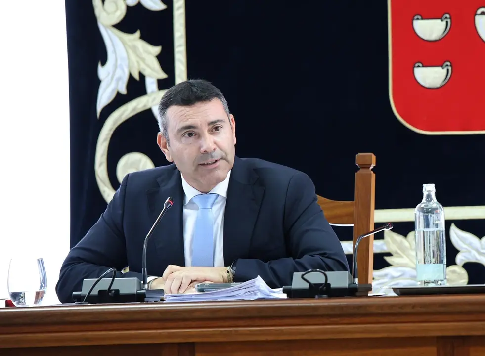Oswaldo Betancort en el pleno en la sede del Cabildo de Lanzarote
