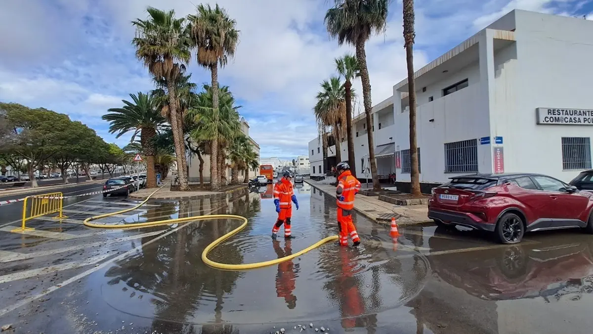 Los bomberos durante la borrasca Olivier en Lanzarote