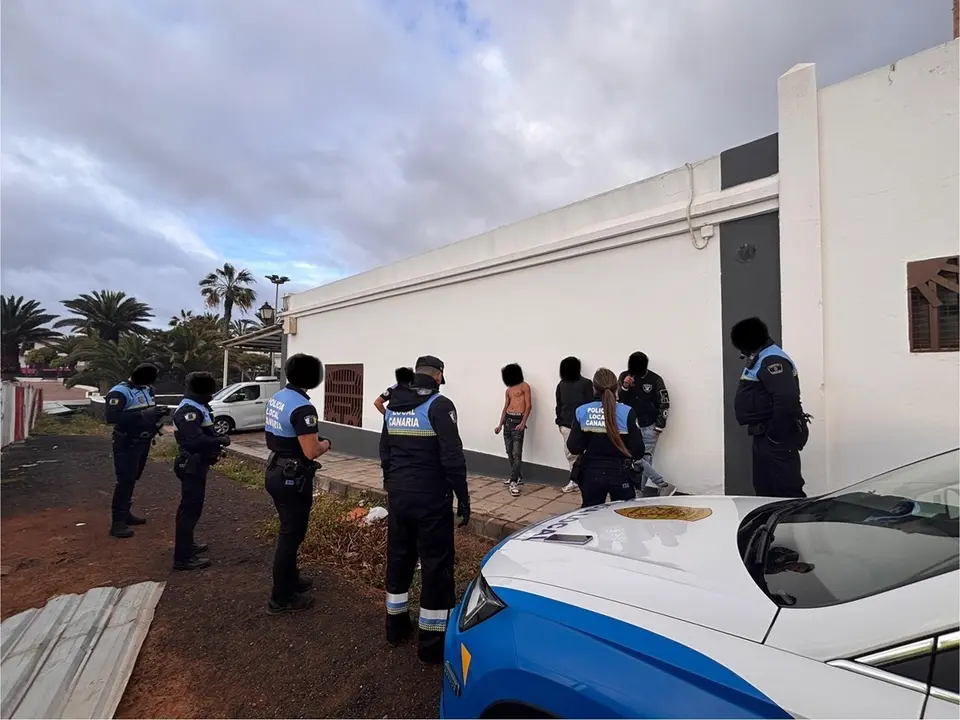 La Policía Local de Arrecife desokupa una obra inacabada en el barrio de Altavista, foco de inseguridad para los vecinos