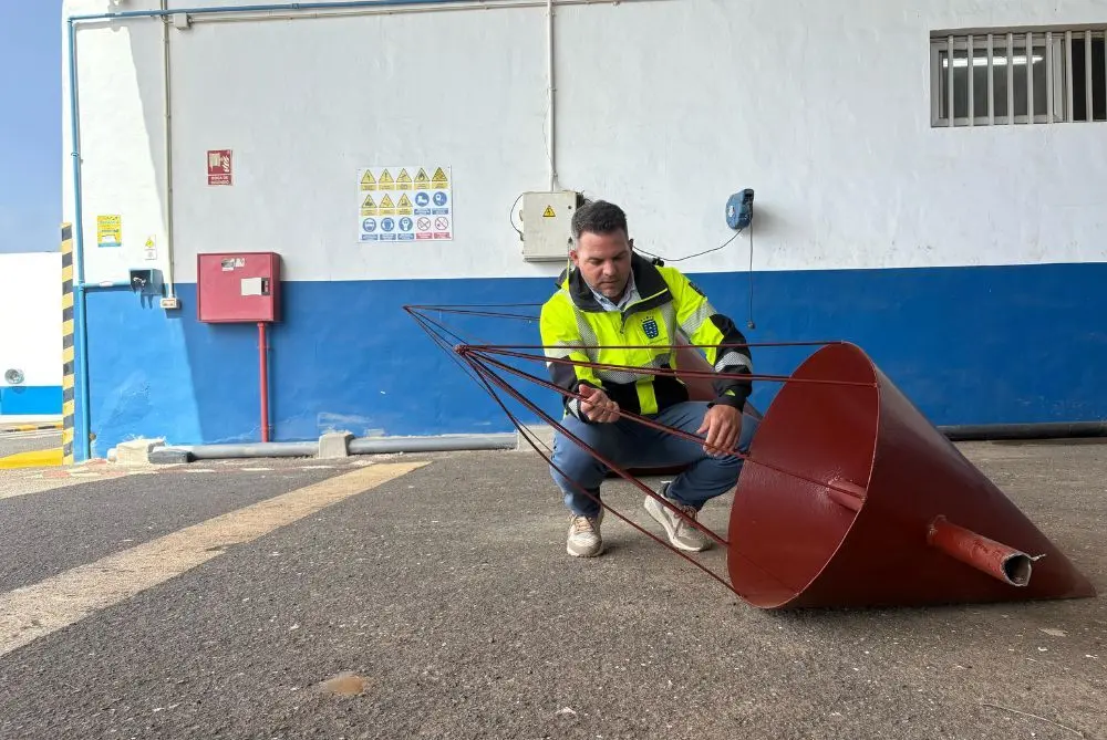 Jacobo Medina con la pieza del Juguete de Viento