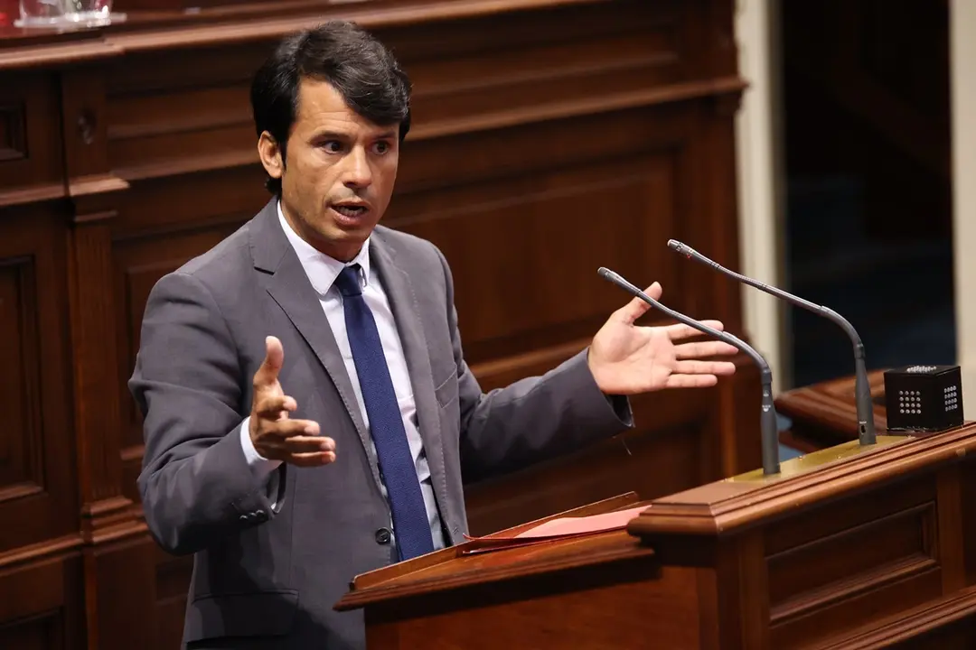 Marcos Bergaz en el parlamento canario