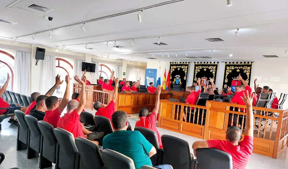 El alcalde Yonathan de León y el concejal de Transportes y Movilidad, Mario González, en una reunión reciente con los taxistas en el salón de plenos 