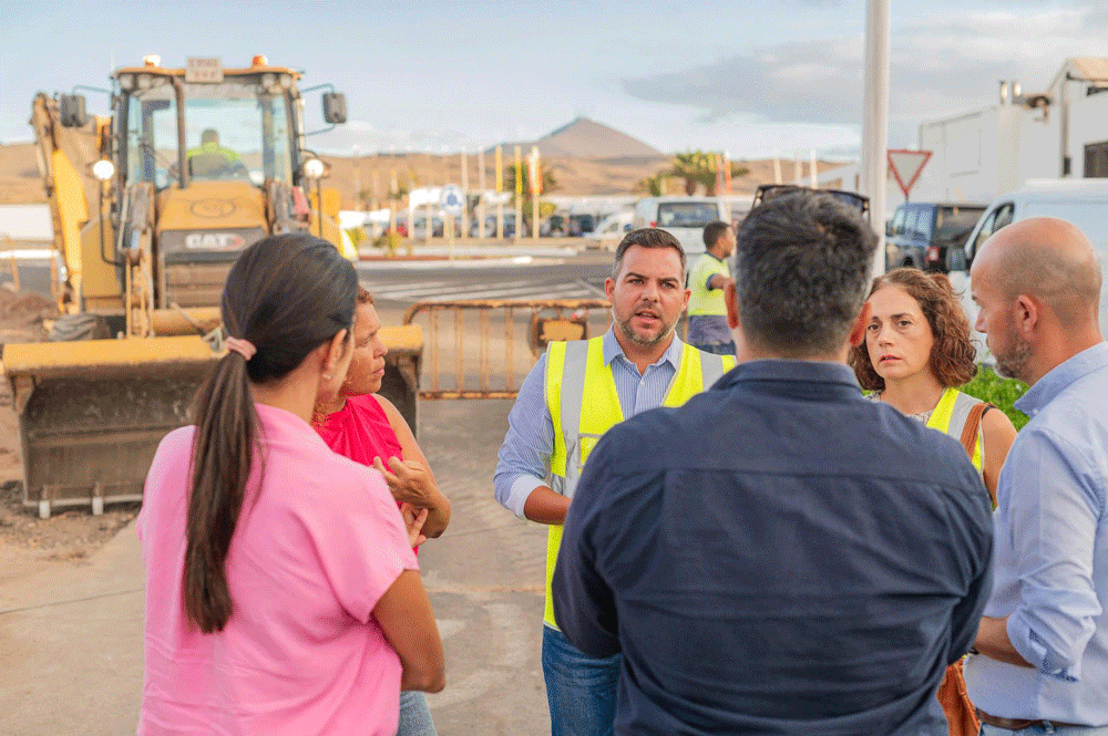 El consejero de Obras Públicas en una obra