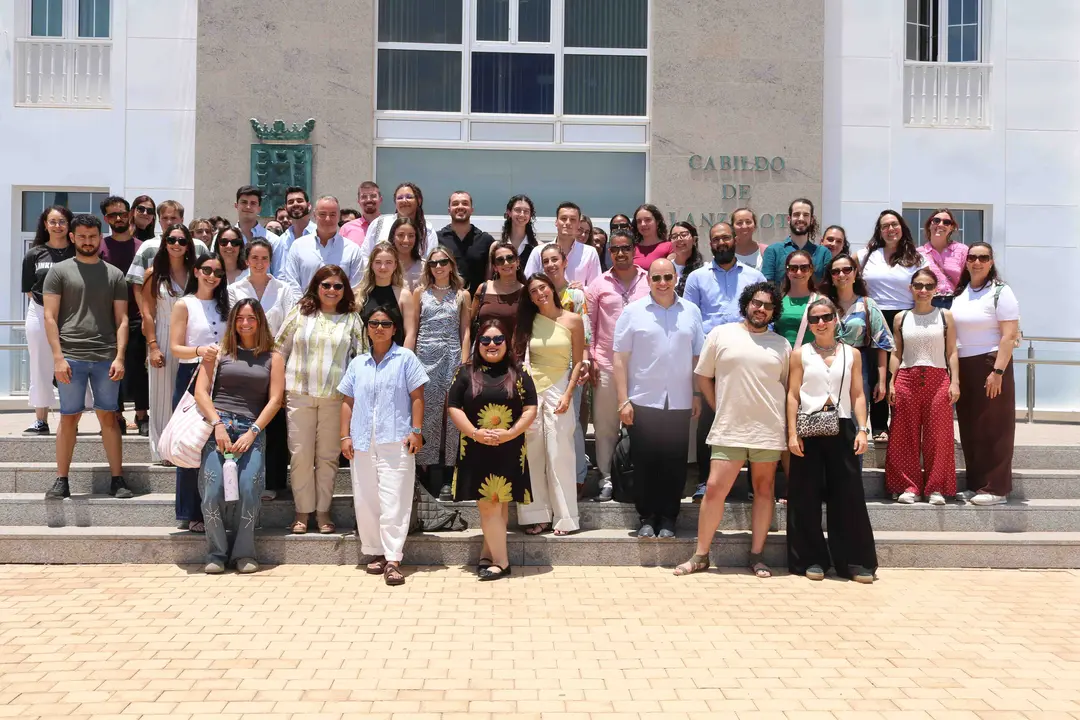 Foto de familia tras el acto de bienvenida