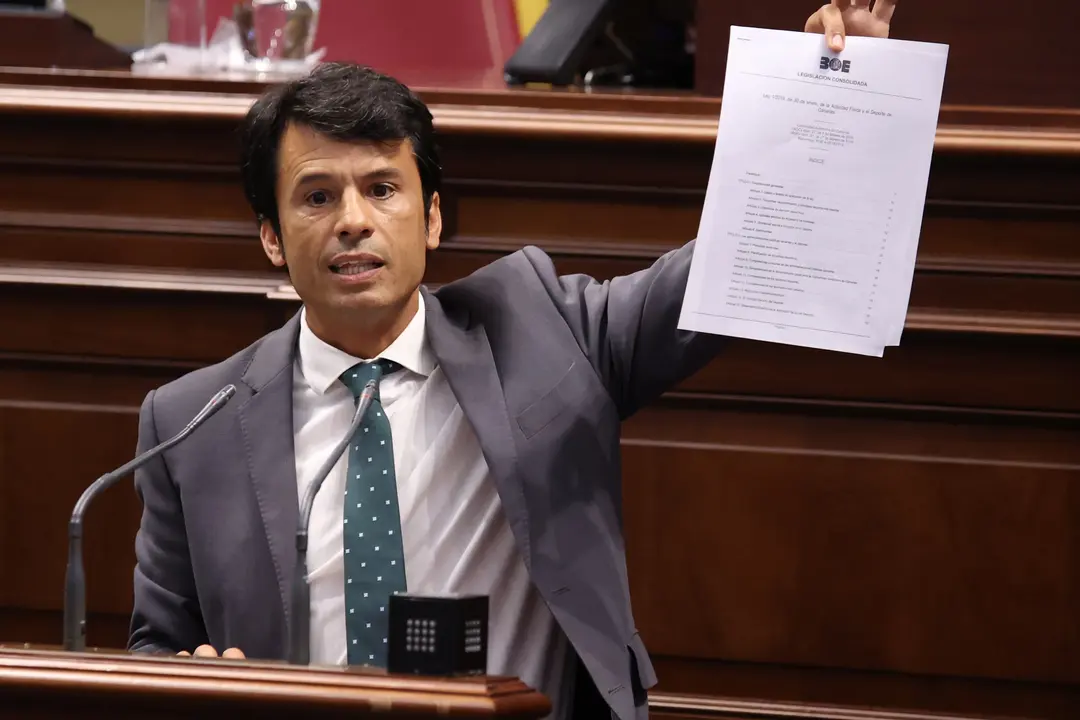 Marcos Bergaz (PSOE) durante su intervención en el pleno del Parlamento