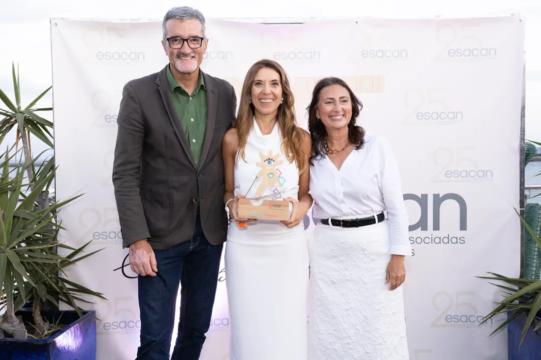 Foto con reconocimiento y cargos públicos(2)