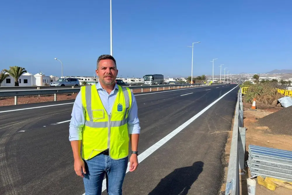 Jacobo Medina junto a la autovía