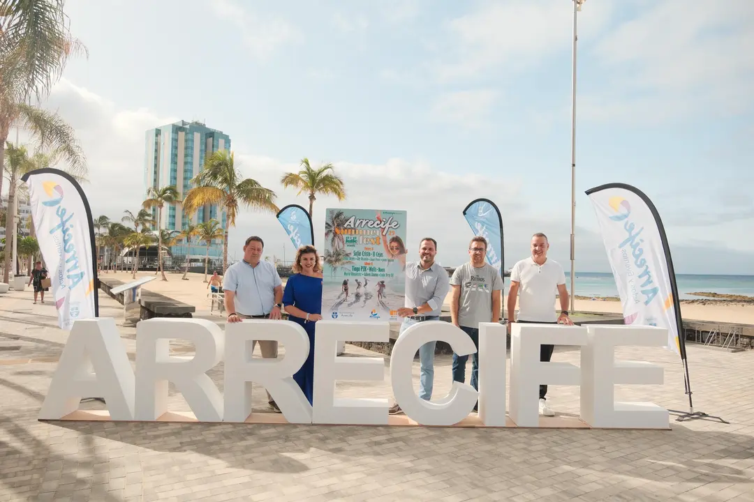 El Reducto volverá a vibrar con el Arrecife Summer Fest. El alcalde Yonathan de León junto a Eli Merino, y Óscar López, en la presentación de hoy 1