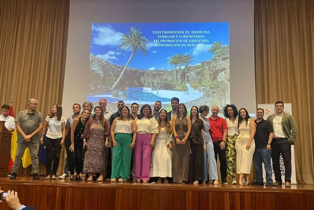 Foto de familia de los médicos residentes