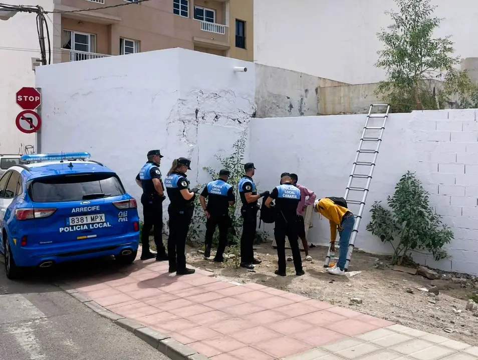 Los agentes de la Policía Local de Arrecife evitaron esta mañana una okupación de esa vivienda. Uno de los autores ya había forzado la okupación de otras dos viviendas anteriores
