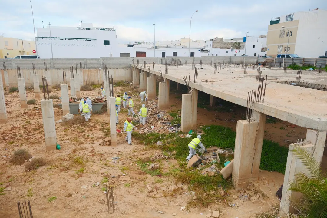 Unos equipos especiales del Ayuntamiento de Arrecife están retirando los residuos del fumadero de Argana Alta. Hoy