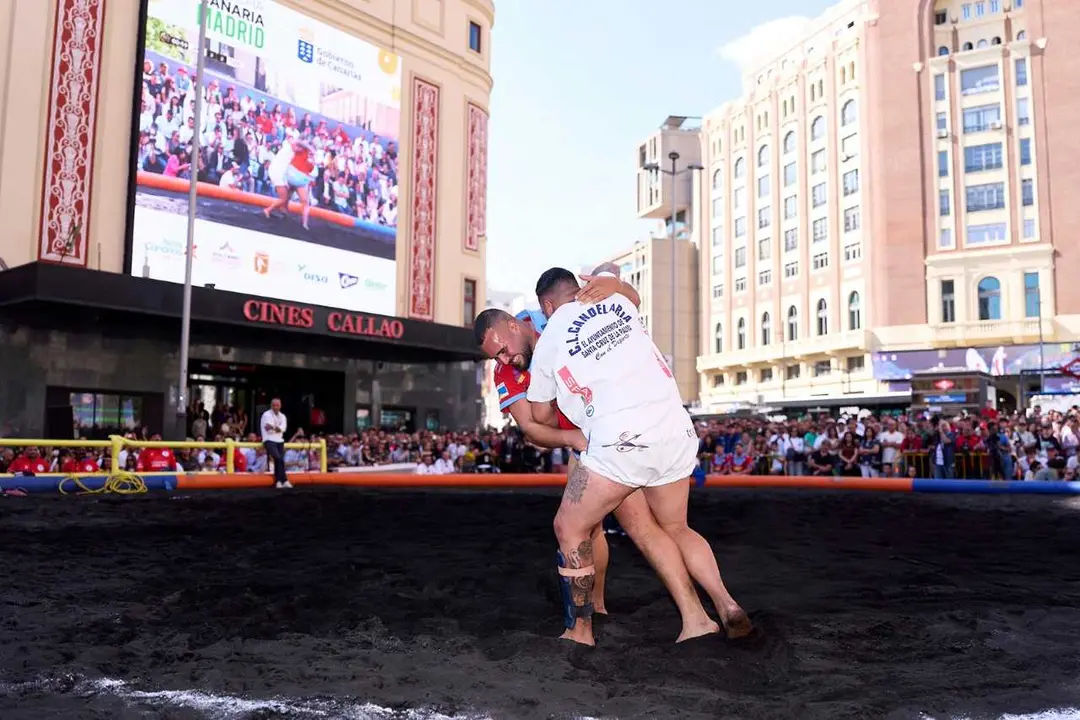 Luchadores en Plaza Callao