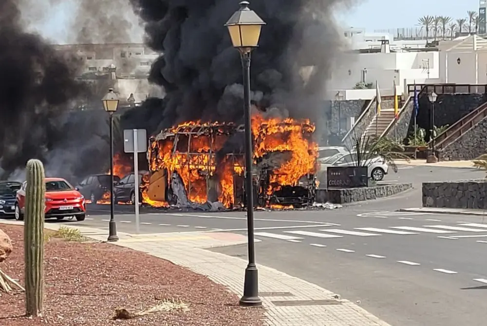Un momento del incendio de la guagua y los dos coches
