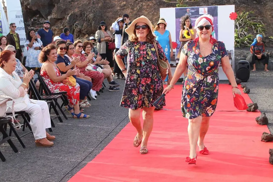 El Golfo exhibe ingenio con ropa reutilizada