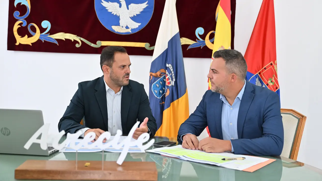 El alcalde de Arrecife, Yonathan de León, y el consejero insular de Obras Públicas, Jacobo Medina