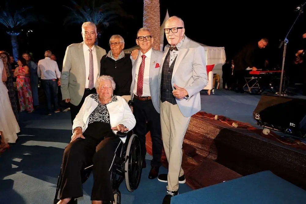 Los galardonados en la gala junto al alcalde