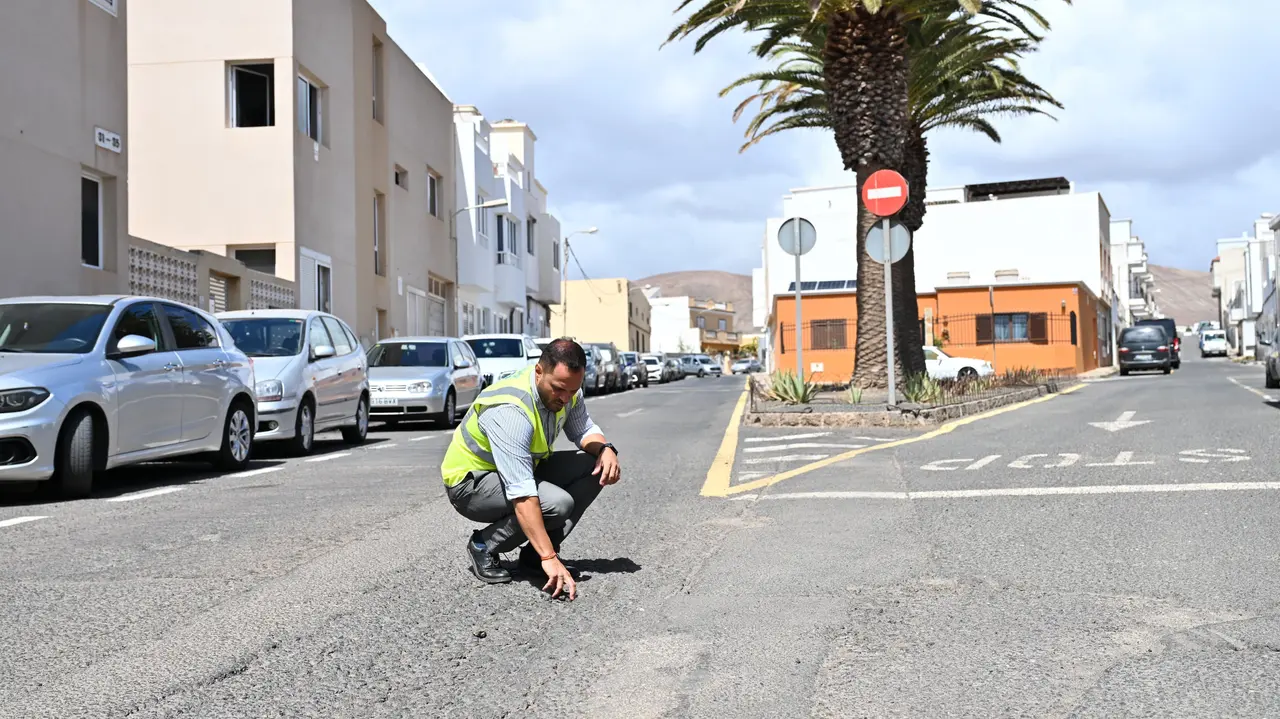 El alcalde de Arrecife, Yonathan de León, en una de las calles de Argana Alta que será reasfaltada con este nuevo plan de 1.2 millones de euros