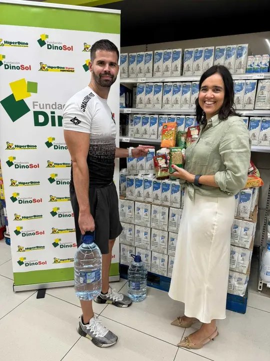Entrega de alimentos por la Fundación DinoSol