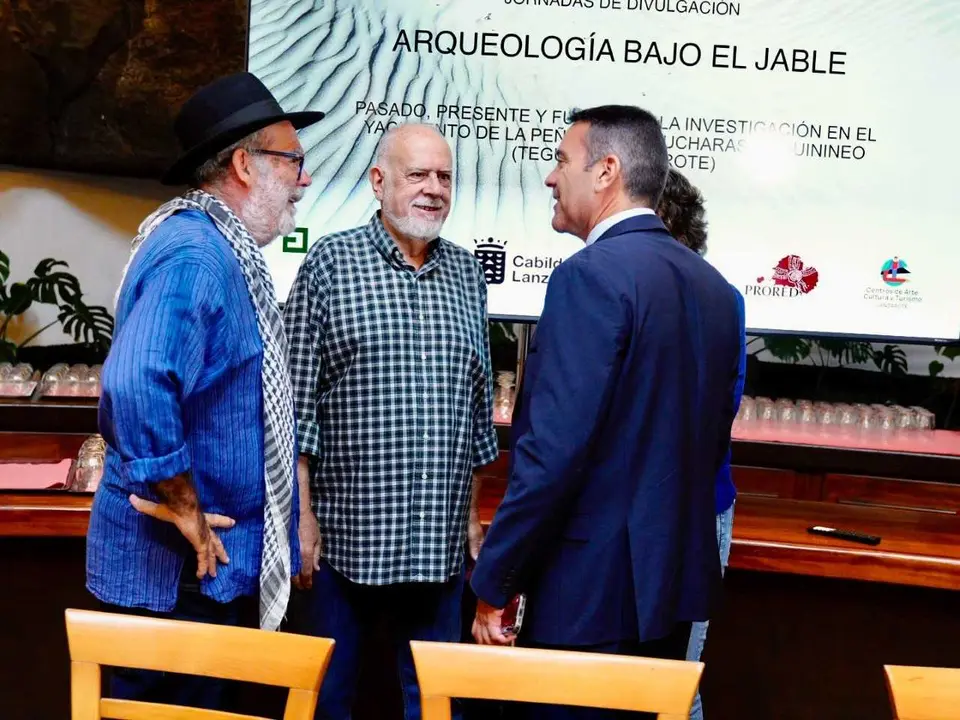 El Cabildo de Lanzarote pone en valor el yacimiento de Fiquinineo como referente patrimonial en las Jornadas ‘Arqueología bajo el Jable’