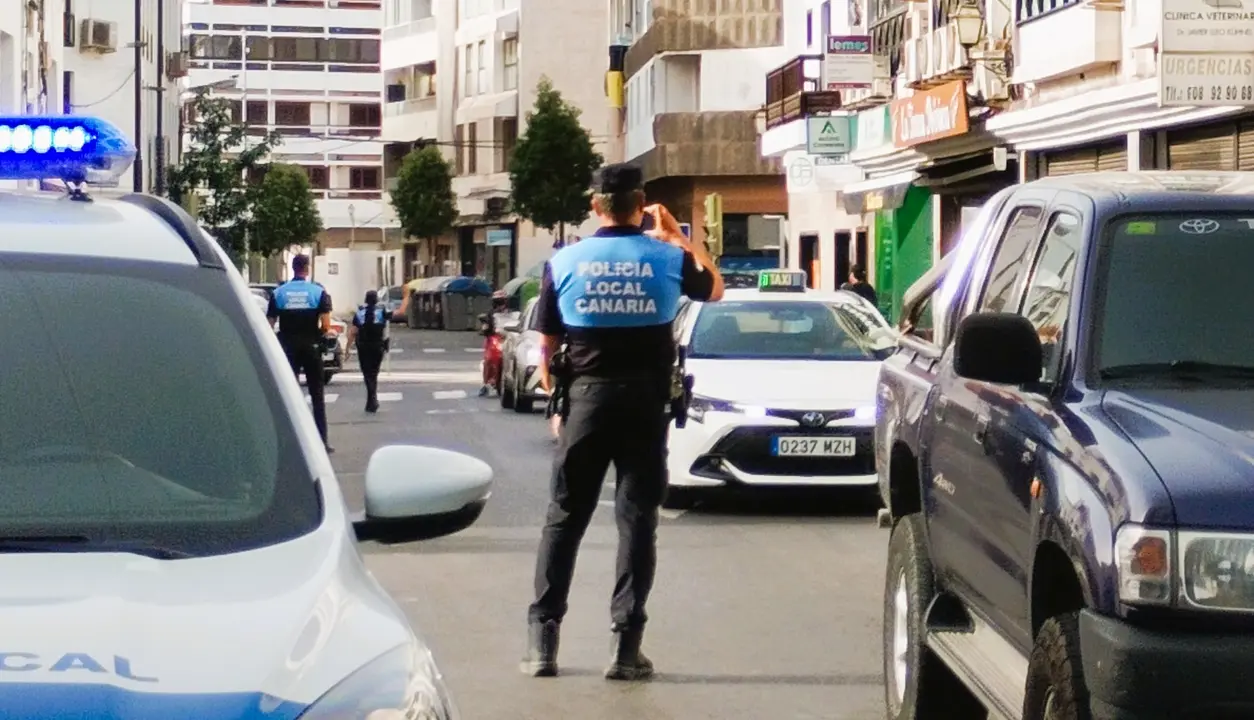 Despligue de la Policía Local de Arrecife para sensibilizar a los conductores sobre las imprudencias al volante 