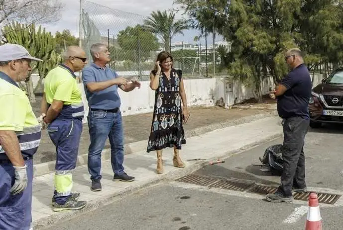 <p>El Ayuntamiento&nbsp;de Teguise intensifica la limpieza de imbornales y pozos filtrantes ante la temporada de lluvias</p>
