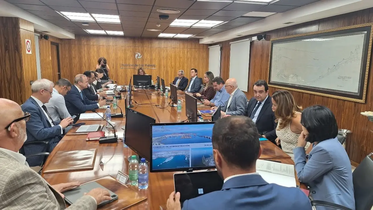Yonatha de León en la mesa del Consejo de la Autoridad Portuaria de Las Palmas frente a la presidenta, Beatriz Calzada