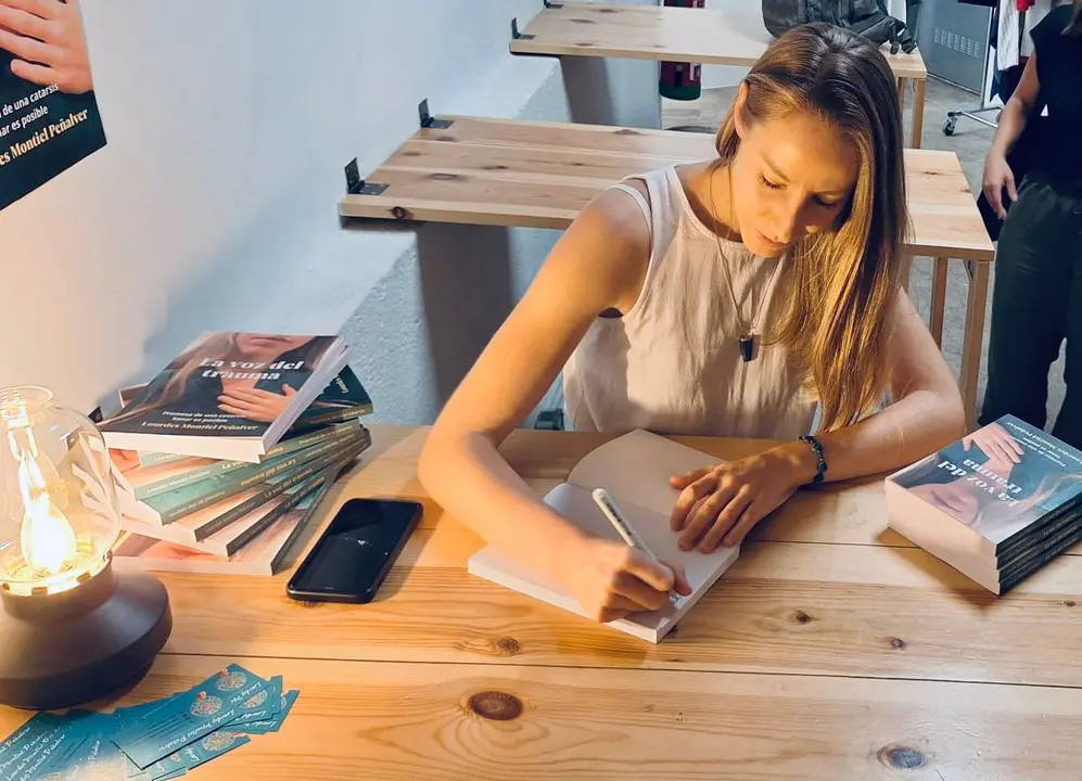 Lourdes Montiel, escritora de "La voz del trauma"