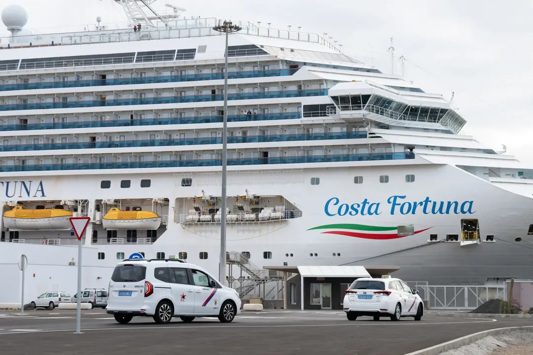 Hoy. Muelle de Naos, zona de cruceros en Arrecife. Los taxis operan según los turnos establecidos por el Ayuntamiento de Arrecife