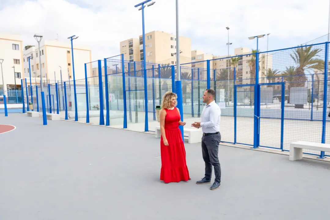 El alcalde de Arrecife, Yonathan de León, y la concejala de Deportes, Eli Merino, ayer en las instalaciones deportivas de Las Salinas donde se realizan mejoras en las canchas de pádel