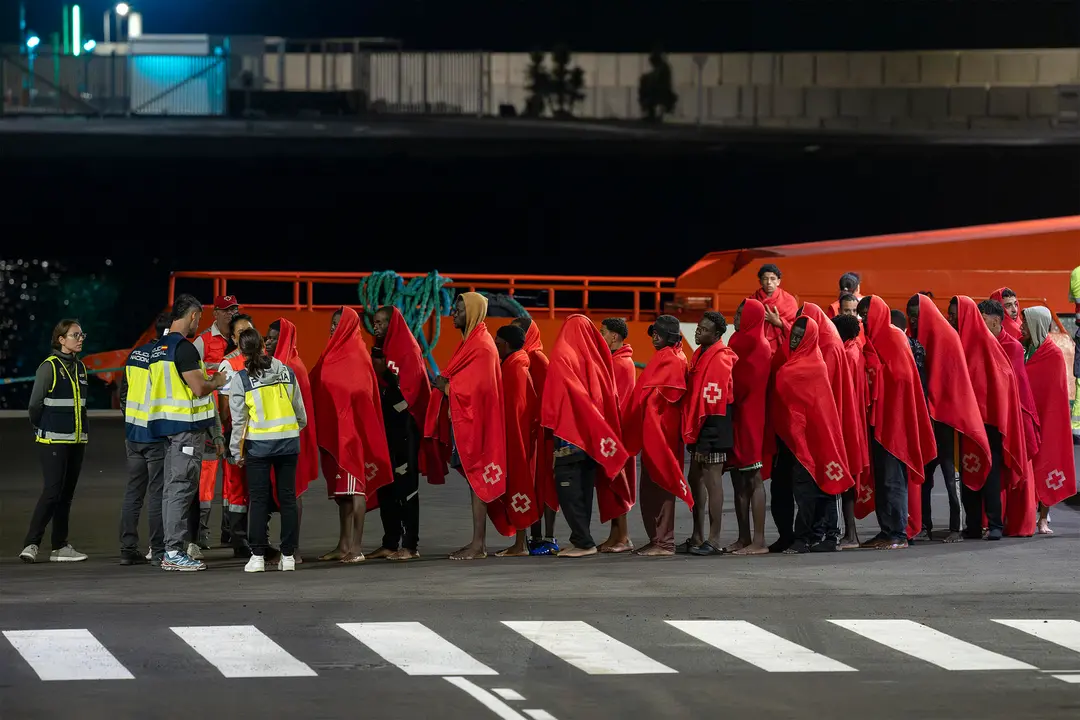 FOTO: EFE. Salvamento rescata a 55 personas en una neumática rumbo a Lanzarote, entre ellas dos menores